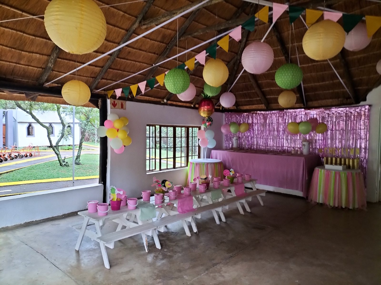 Pink d&eacute;cor set with benches under the thatch