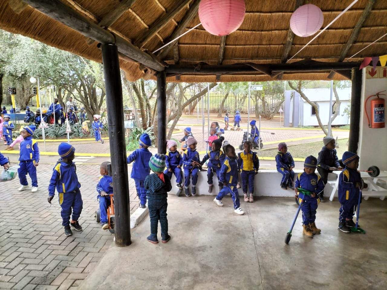 A class gathered under the lapa during a school outing