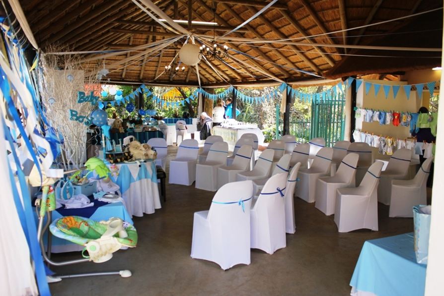 Jungle-themed setup with white chair covers in the lapa